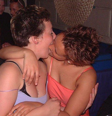 Kissing a girl 2 