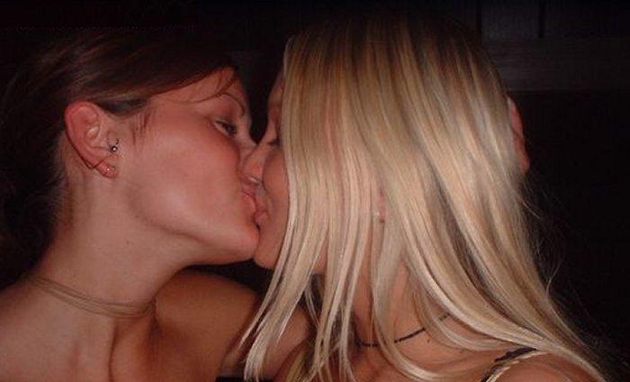 Kissing a girl 2 