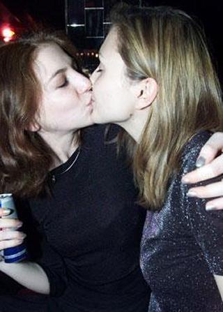 Kissing a girl 2 