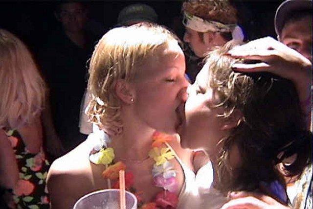 Kissing a girl 2 