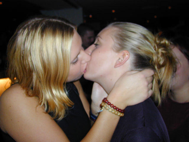 Kissing a girl 2 