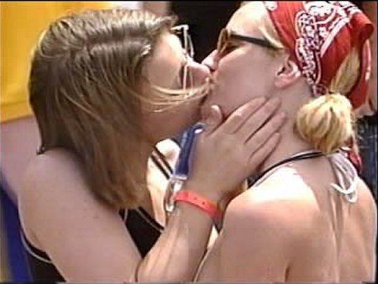 Kissing a girl 2 