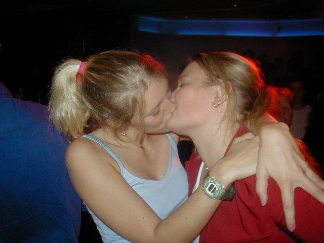 Kissing a girl 2 