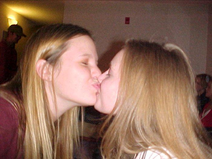 Kissing a girl 2 