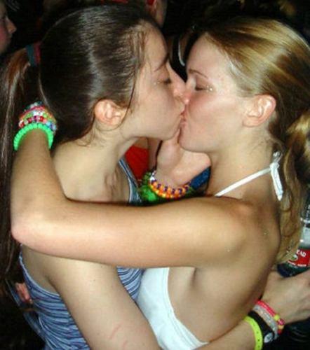 Kissing a girl 2 