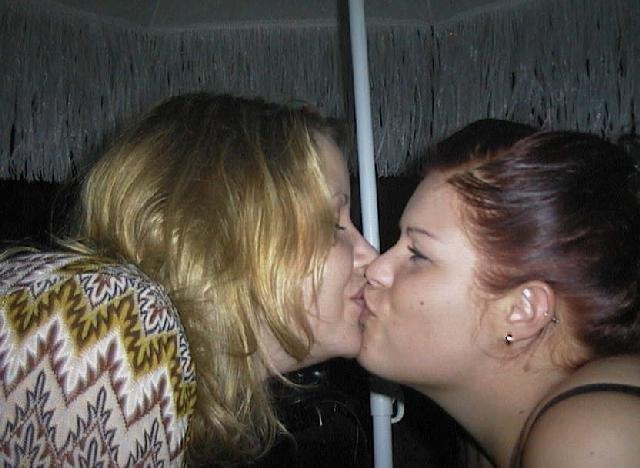 Kissing a girl 2 