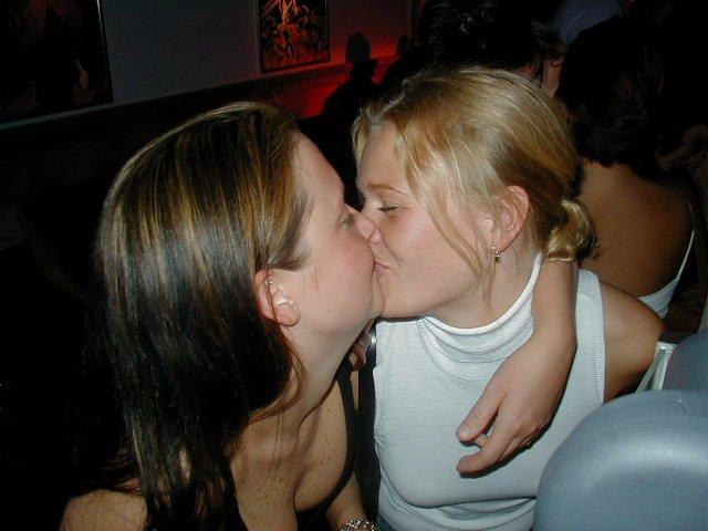 Kissing a girl 2 