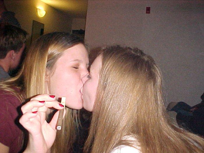 Kissing a girl 2 