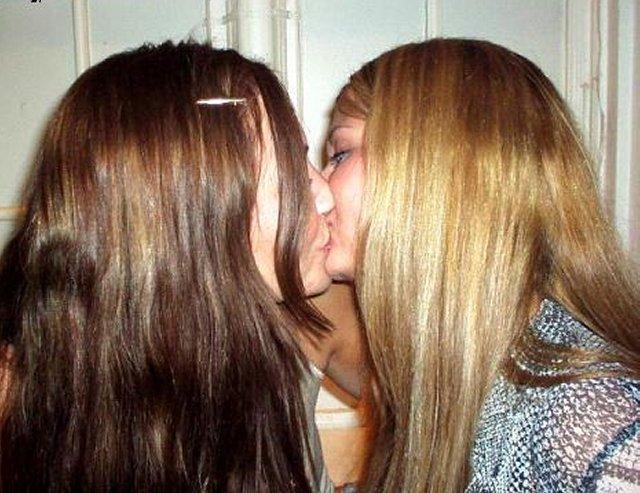 Kissing a girl 1 