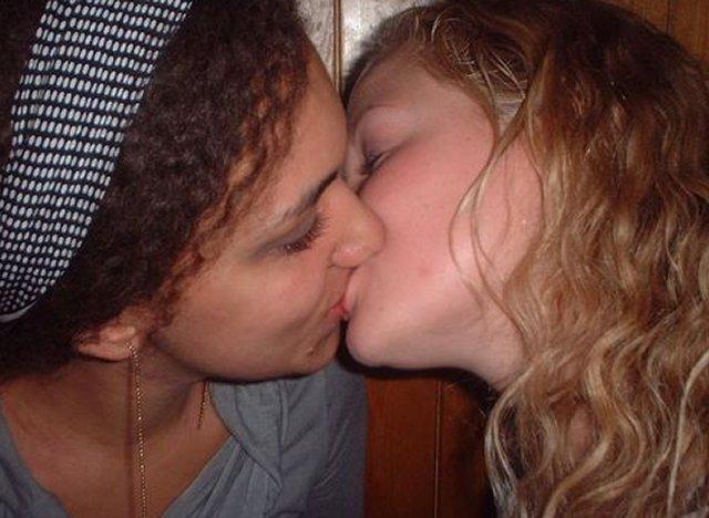 Kissing a girl 1 