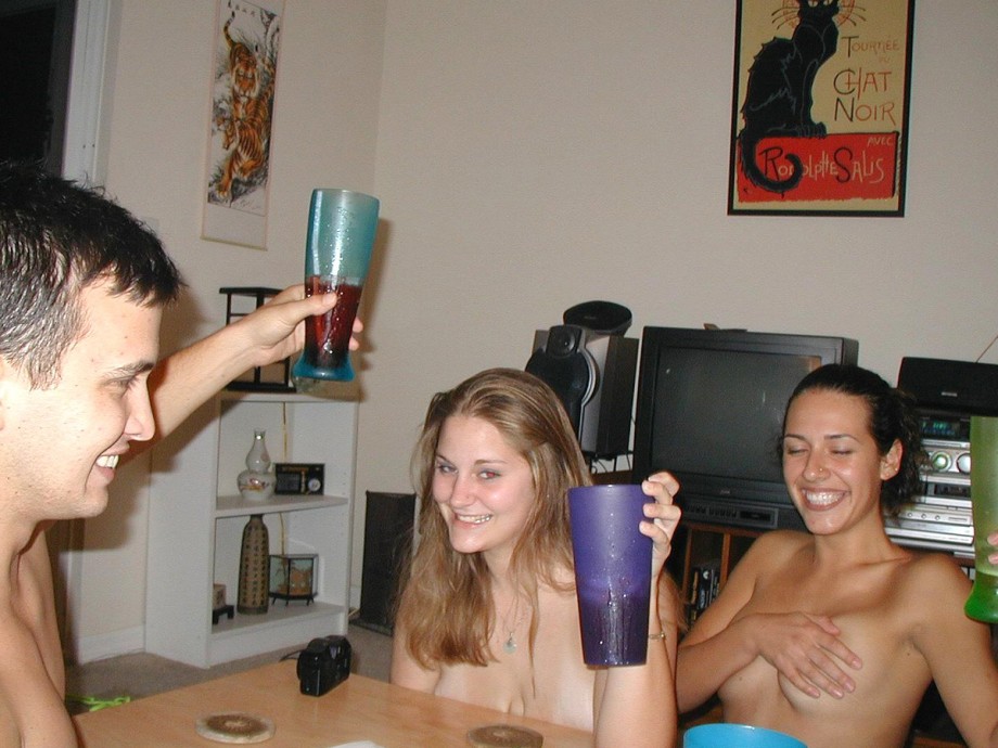 Young girls at party-  drunk teenagers - amateurs pics 19