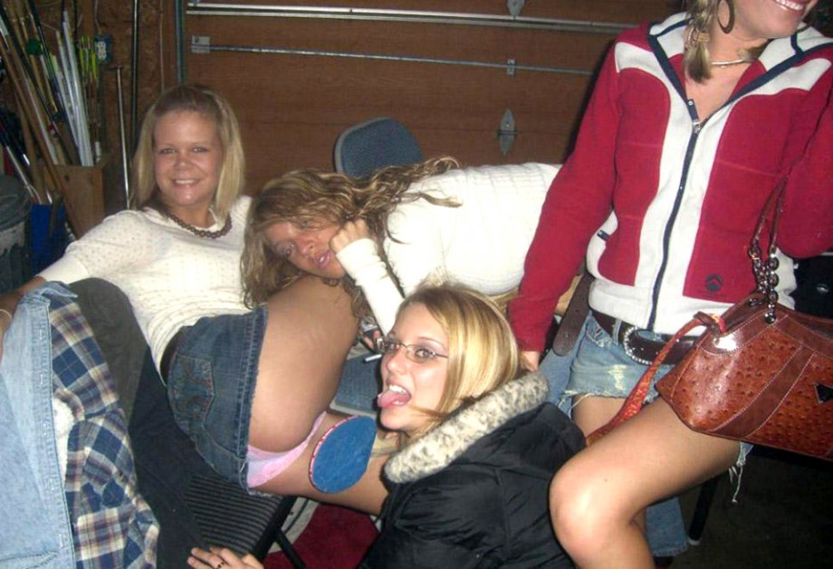 Young girls at party-  drunk teenagers - amateurs pics 19