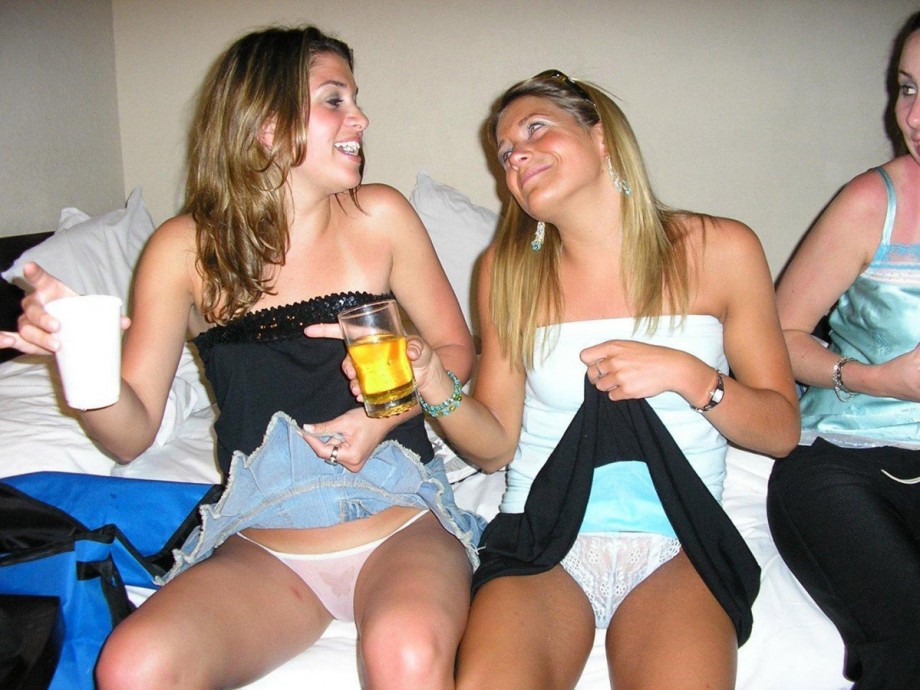 Young girls at party-  drunk teenagers - amateurs pics 19