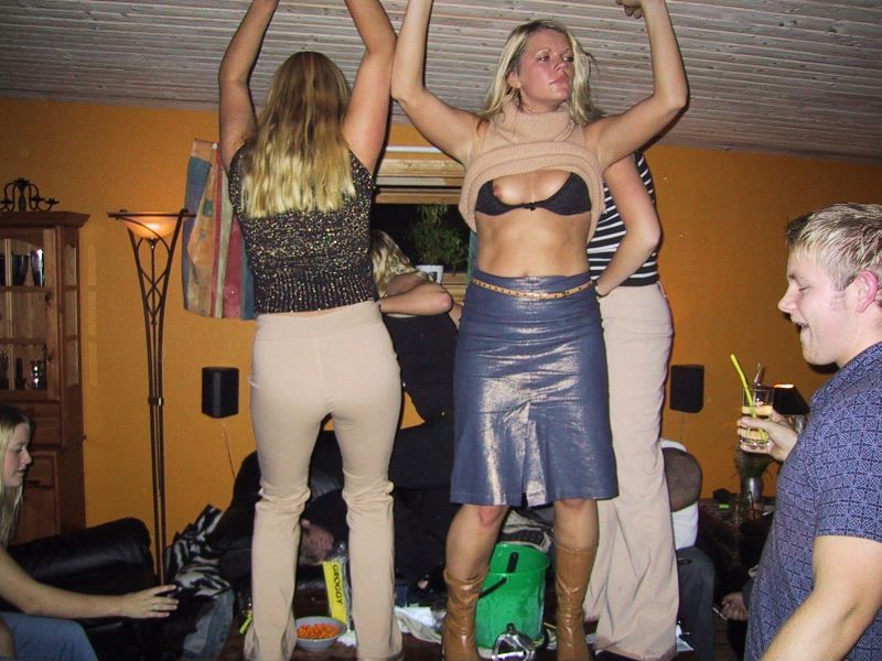 Young girls at party-  drunk teenagers - amateurs pics 19