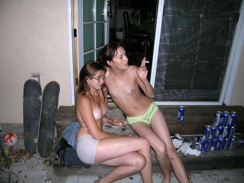 Young girls at party-  drunk teenagers - amateurs pics 19