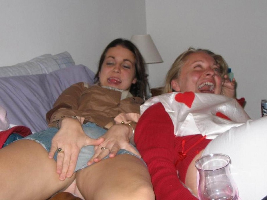 Young girls at party-  drunk teenagers - amateurs pics 19