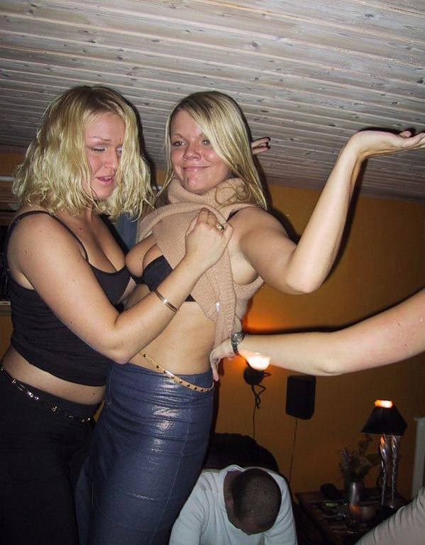 Young girls at party-  drunk teenagers - amateurs pics 19