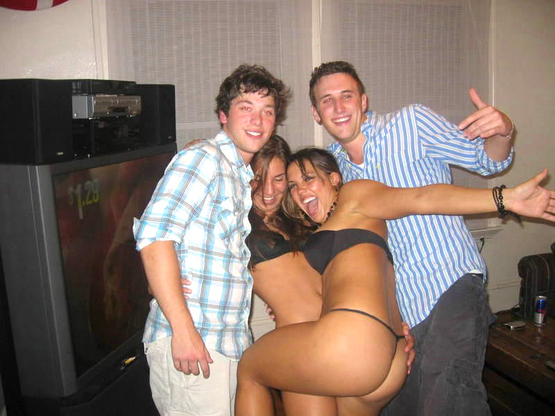 Young girls at party-  drunk teenagers - amateurs pics 19