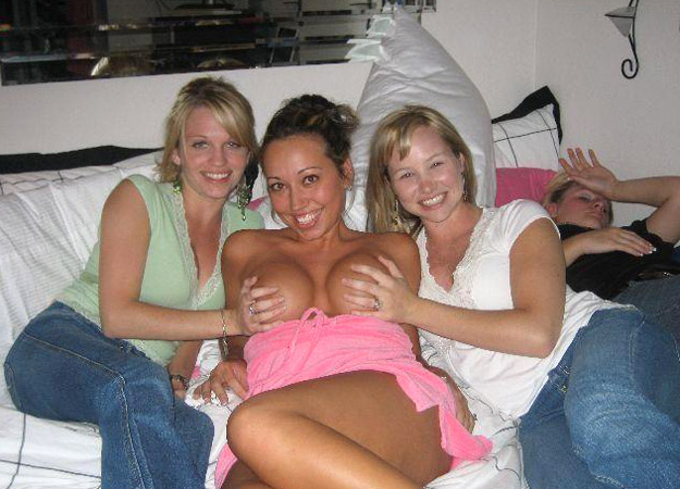 Young girls at party-  drunk teenagers - amateurs pics 19