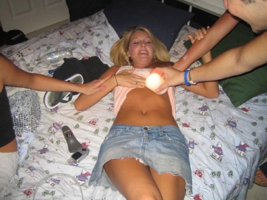 Young girls at party-  drunk teenagers - amateurs pics 19