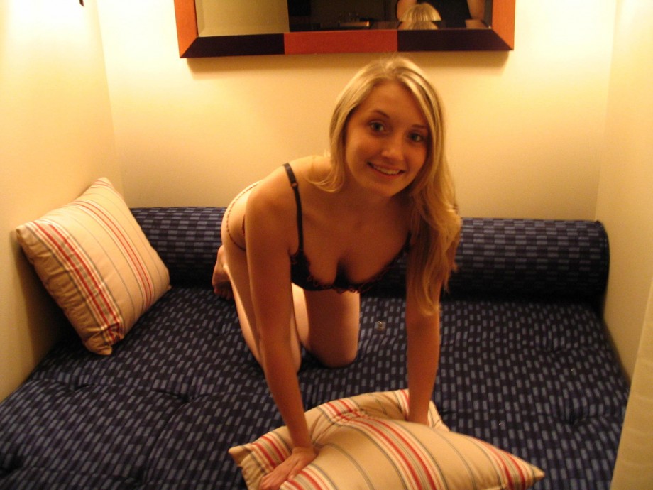 Young  blond girl strip / amateur set