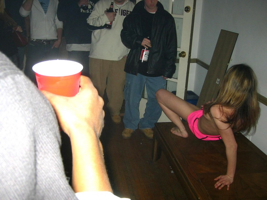 Young girls at party-  drunk teenagers - amateurs pics 20