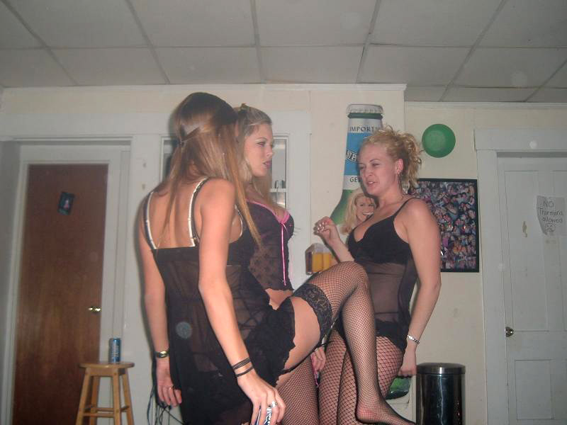 Young girls at party-  drunk teenagers - amateurs pics 20