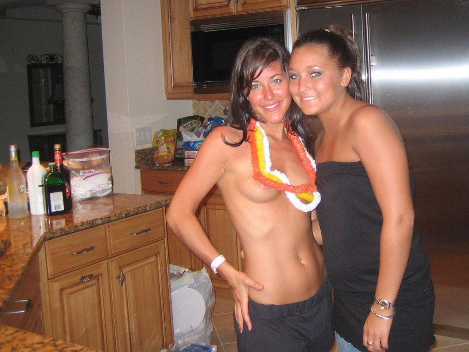 Young girls at party-  drunk teenagers - amateurs pics 20