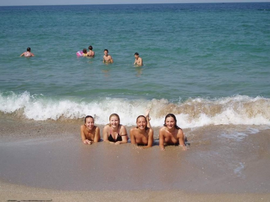 5 amateur teens - naked at the beach