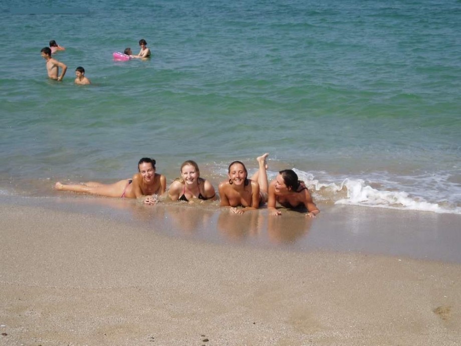 5 amateur teens - naked at the beach