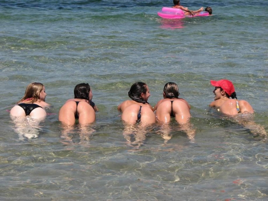 5 amateur teens - naked at the beach