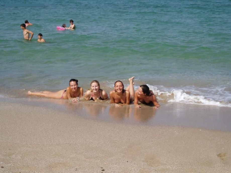 5 amateur teens - naked at the beach 