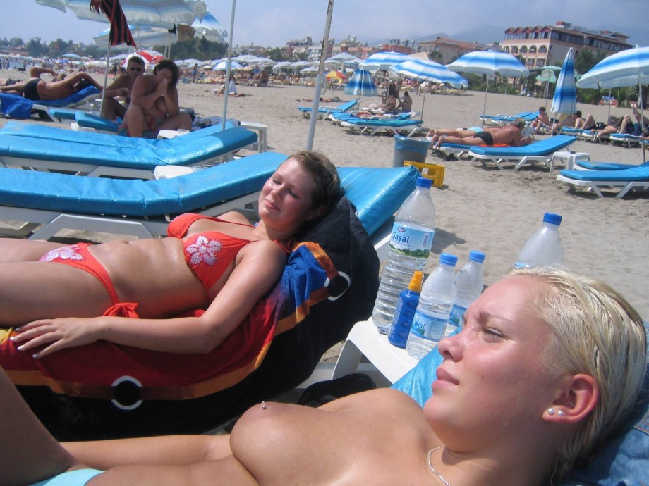 Beach amateurs topless - young girls no.05