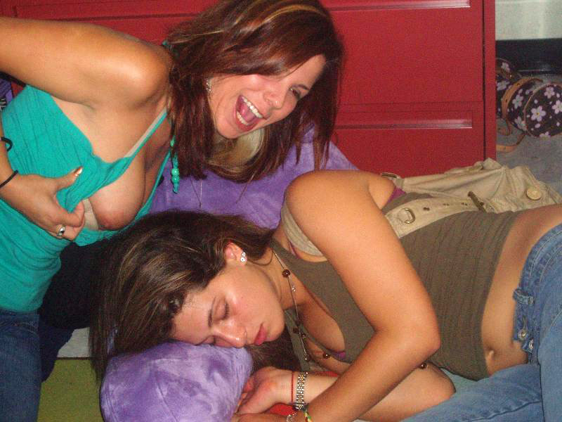 Young girls at party-  drunk teenagers - amateurs pics 21