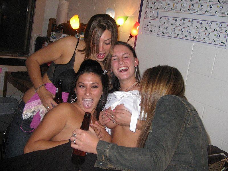 Young girls at party-  drunk teenagers - amateurs pics 21