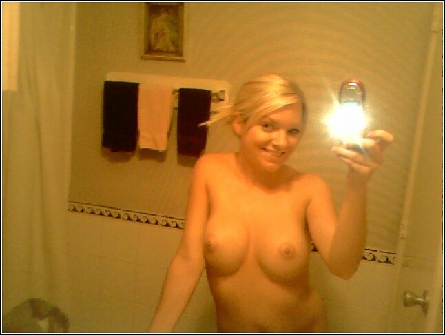 Sexy blonde amateur girl / self mobil pics