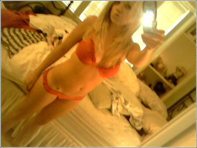 Sexy blonde amateur girl / self mobil pics