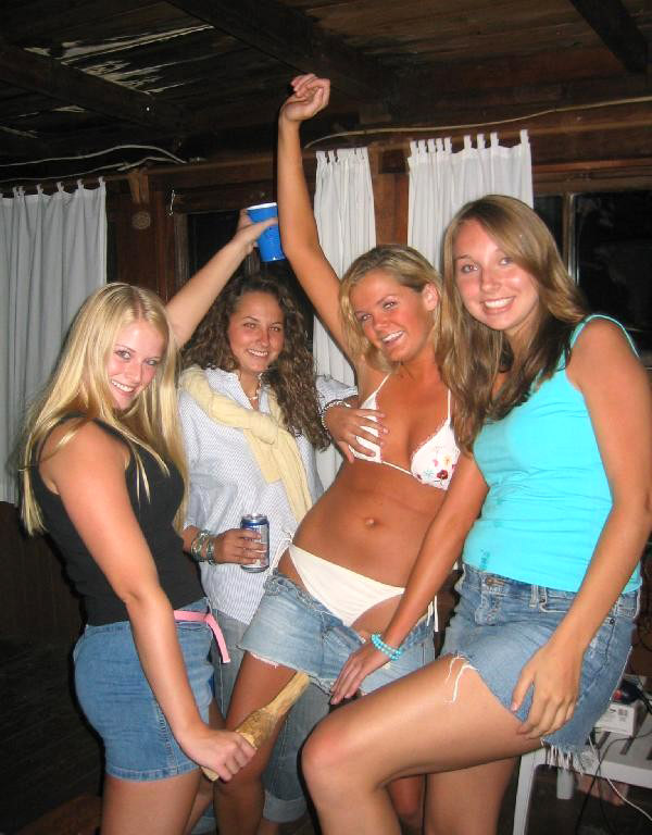 Young girls at party-  drunk teenagers - amateurs pics 22