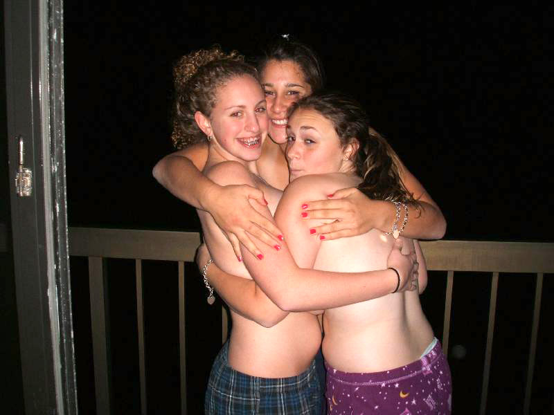 Young girls at party-  drunk teenagers - amateurs pics 22