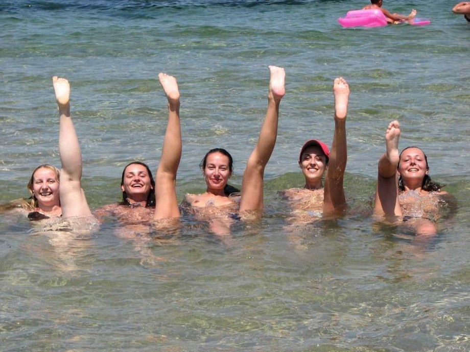 Amateurs girl topless group shot on the beach 