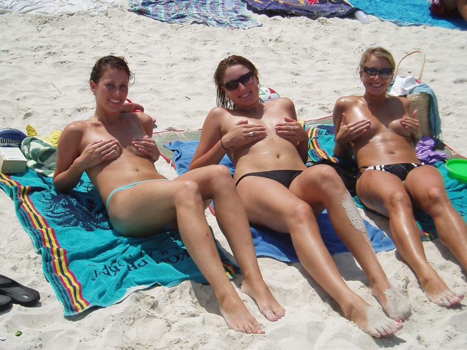 Amateurs girl topless group shot on the beach 