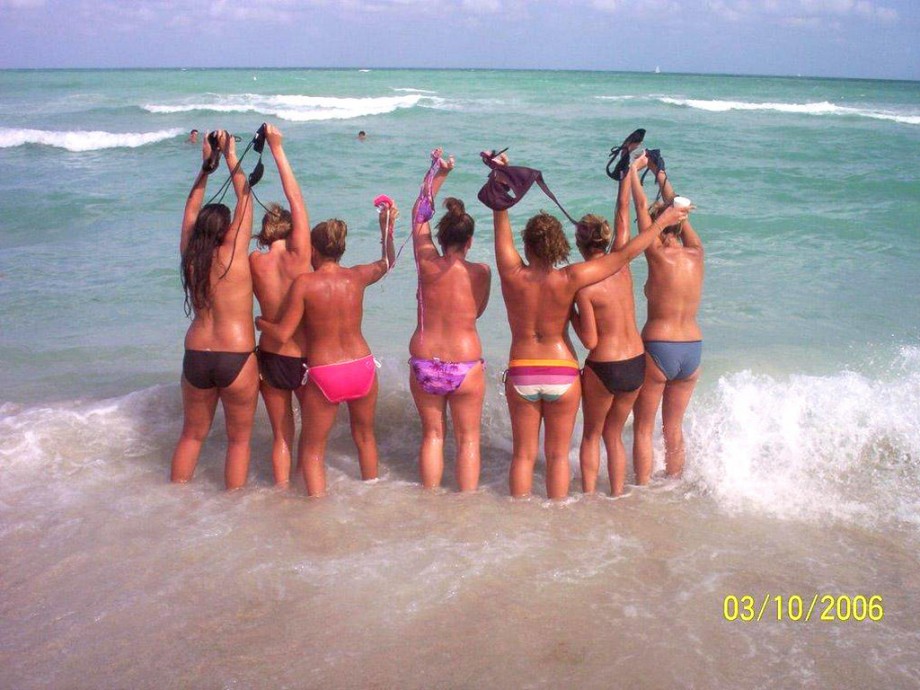 Amateurs girl topless group shot on the beach 