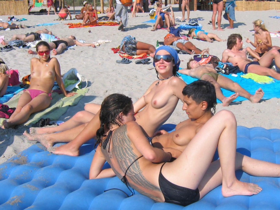 Amateurs girl topless group shot on the beach 