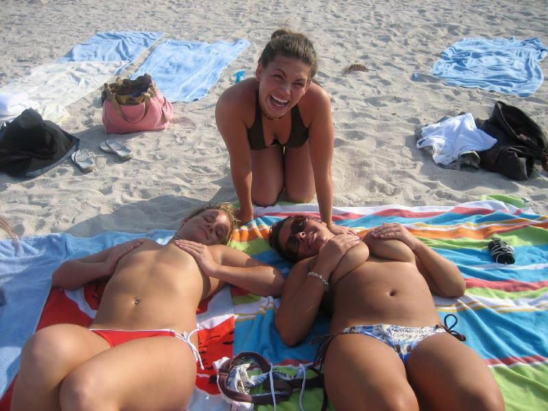 Amateurs girl topless group shot on the beach 