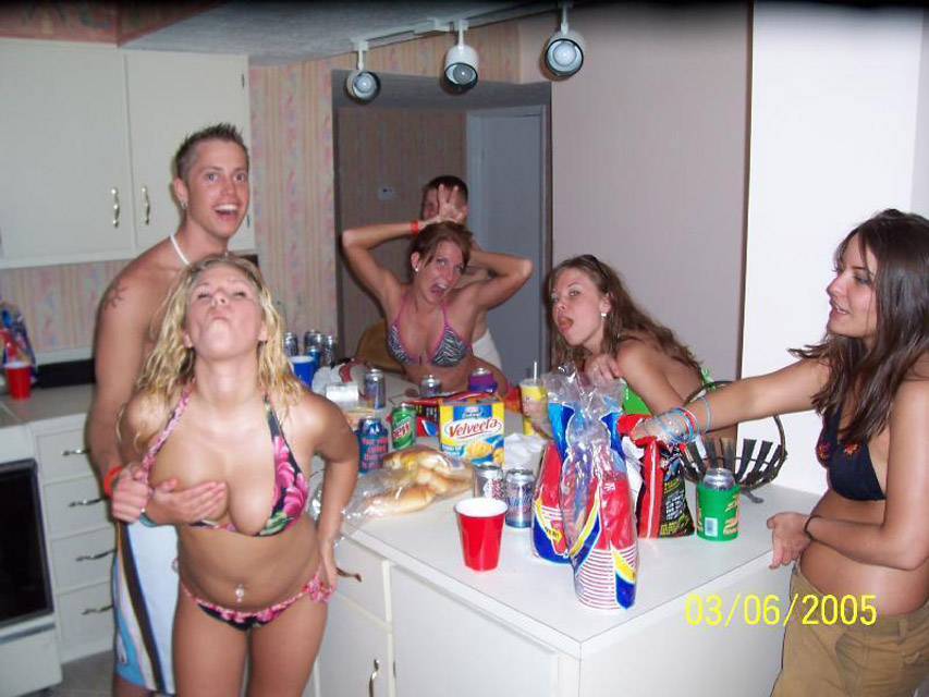 Young girls at party-  drunk teenagers - amateurs pics 23