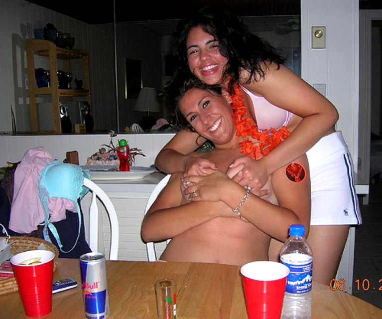 Young girls at party-  drunk teenagers - amateurs pics 23