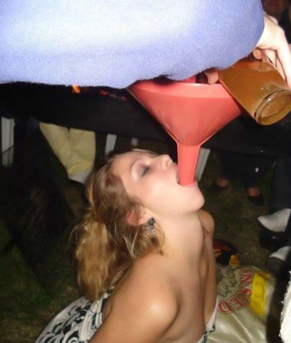 Young girls at party-  drunk teenagers - amateurs pics 23