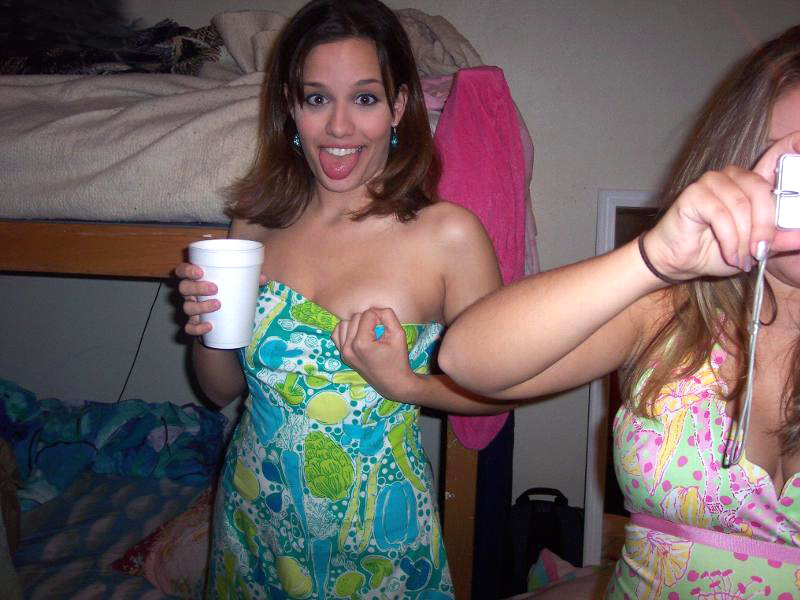 Young girls at party-  drunk teenagers - amateurs pics 23