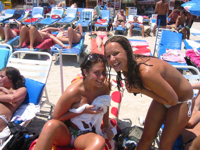 Two amateurs girl topless shot on the beach 