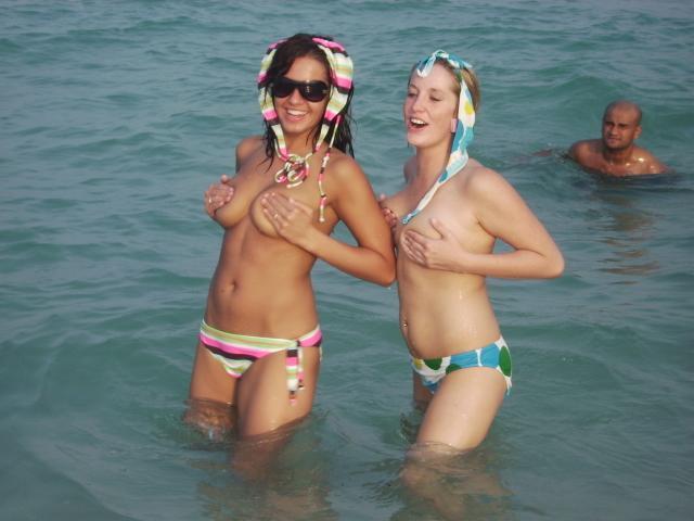 Two amateurs girl topless shot on the beach 